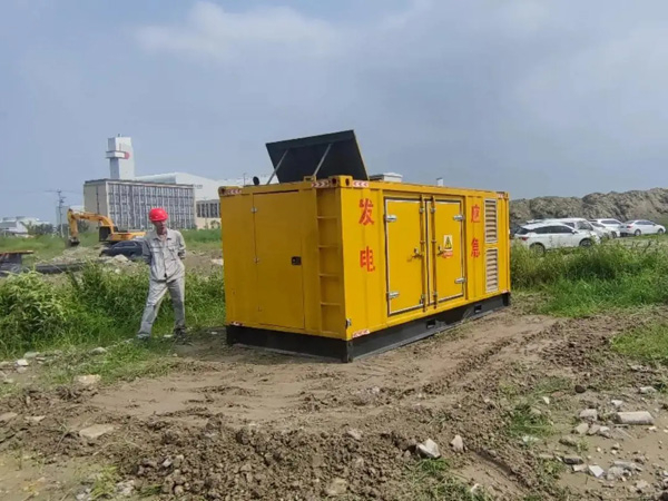 定城镇200KW柴油发电机机组每小时的油耗量受哪些因素影响？